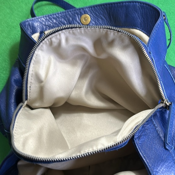 AMERICAN LEATHER CO BLUE SOFT LEATHER TRIPPLE ENTRY BUCKET SHOULDER BAG - Picture 10 of 16